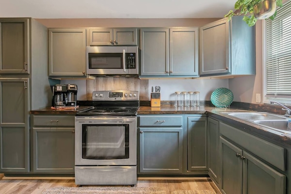 Frigorífico, microondas, horno y placa de cocina