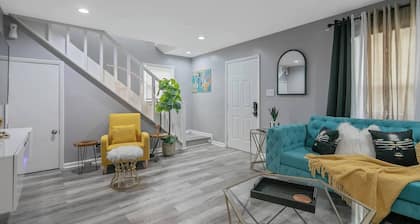 "Escape to Ellis Hideaway: Cozy 2-Bedroom Retreat with 1.5 Baths