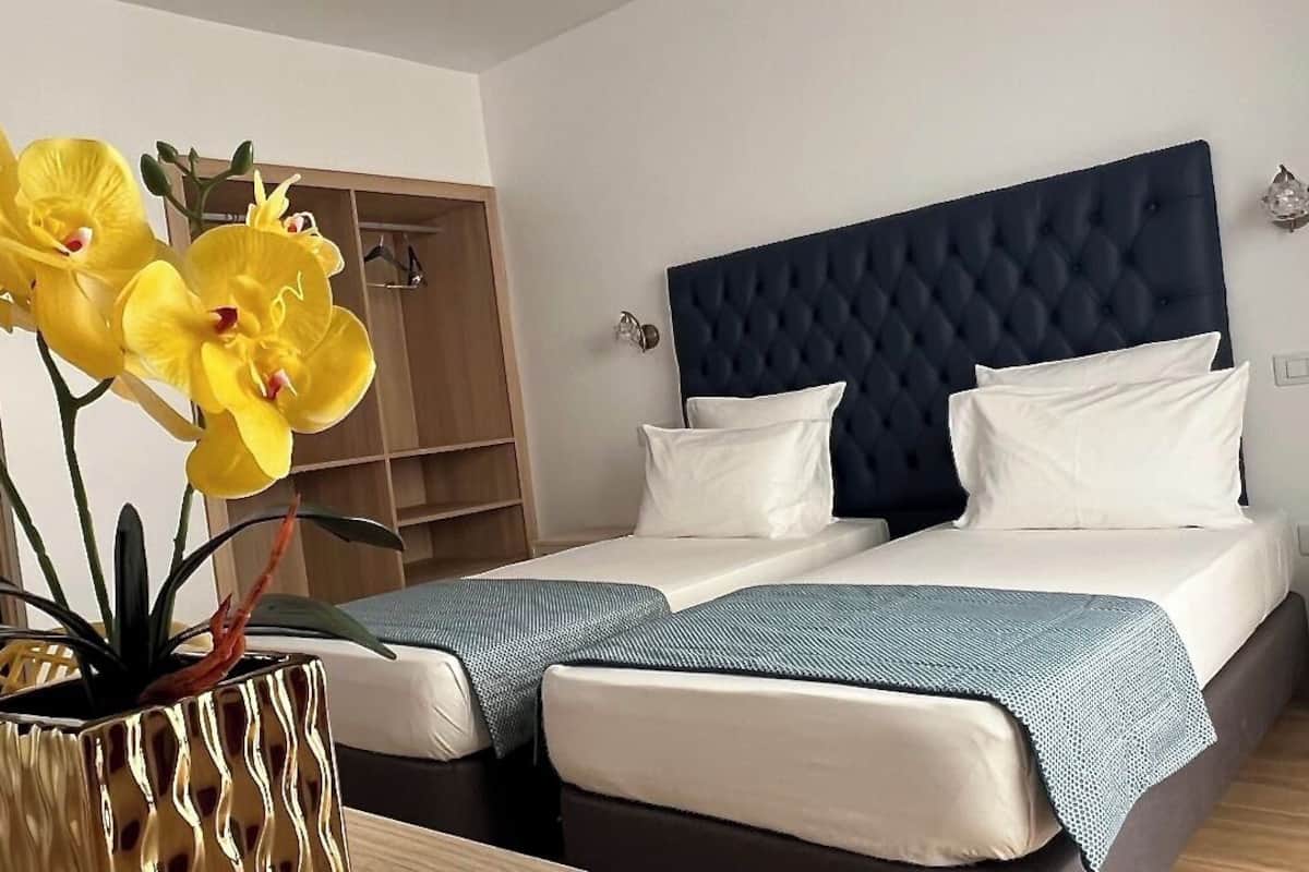Habitación estándar con 2 camas individuales, balcón | Caja fuerte, espacio para trabajar con un portátil, wifi gratis