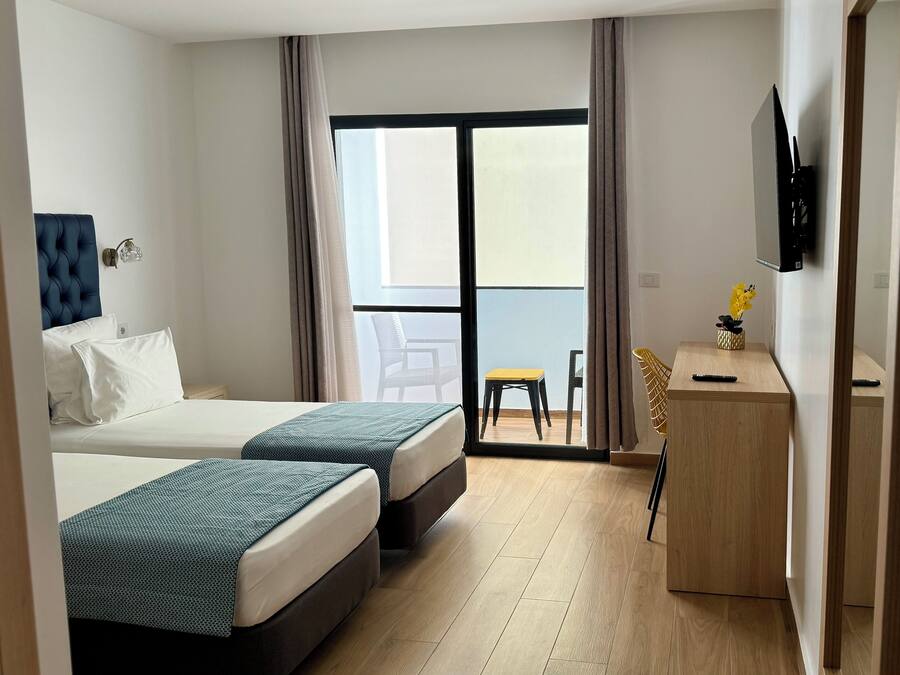 Standard-Zweibettzimmer, Balkon | Zimmersafe, laptopgeeigneter Arbeitsplatz, kostenloses WLAN