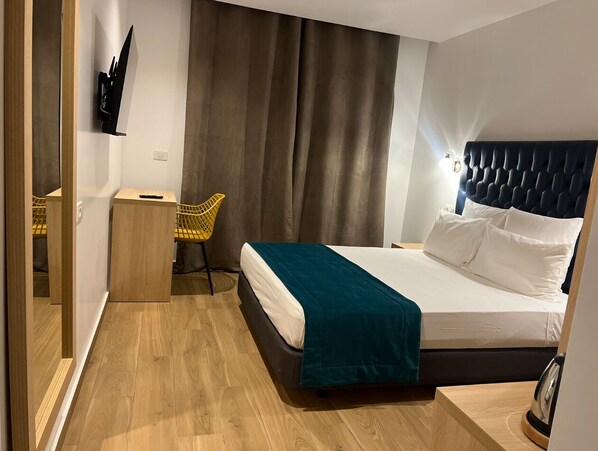 Standard-Doppelzimmer, Balkon | Zimmersafe, laptopgeeigneter Arbeitsplatz, kostenloses WLAN