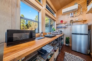 Mikrowelle, Wasserkocher mit Kaffee-/Teezubehör, Toaster