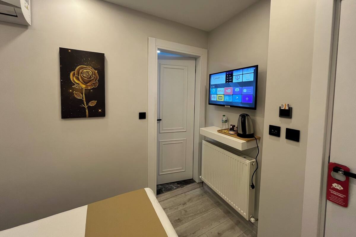Economy Single Room | Premium bedding, soundproofing, iron/ironing board (on request)