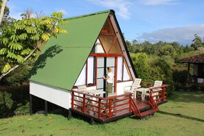 Outdoor dining - Beta Cabin! Intimate cabin with all the comforts and in a natural environment. (Antioquia)