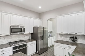 Frigorífico, microondas, horno y placa de cocina