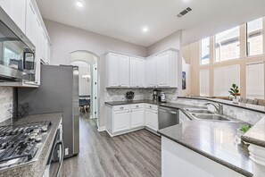 Frigorífico, microondas, horno y placa de cocina