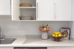 Interior - New 1 Bed/1 Bath King Suite 3 min from beach (Surrey)