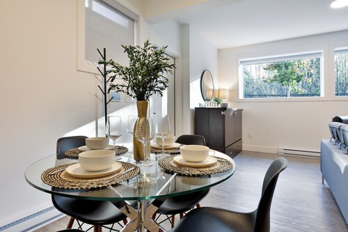 New 1 Bed/1 Bath King Suite 3 min from beach