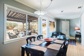 Dining - 5 Miles from Park entrance Charming 2-bedroom house in enchanting Joshua Tree (Joshua Tree)