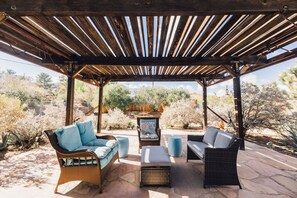 Terrace/patio - 5 Miles from Park entrance Charming 2-bedroom house in enchanting Joshua Tree (Joshua Tree)