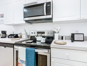 Køleskab, mikrobølgeovn, ovn, kogeplade