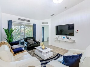 Smart TV - The Galactic Getaway and cozy 3-bed, 2 bath with free parking (Kissimmee)