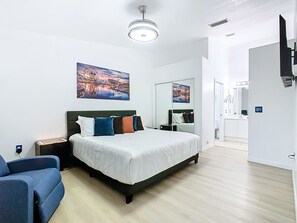 3 Schlafzimmer, Schreibtisch, Bügeleisen/Bügelbrett, Reisekinderbett