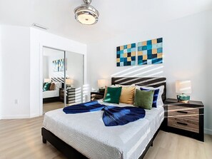 3 bedrooms, desk, iron/ironing board, travel cot - The Galactic Getaway and cozy 3-bed, 2 bath with free parking (Kissimmee)