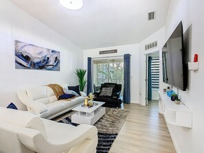 Smart TV - The Galactic Getaway and cozy 3-bed, 2 bath with free parking (Kissimmee)