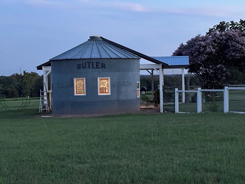 High Point 1912 Charming Farmhouse in Red Rock on six acres with 2 zone AC, WiFi