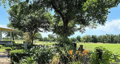 High Point a Charming 2-bedroom sleeps 6 farmhouse in Red Rock with AC, WiFi