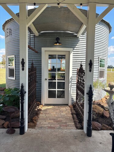 High Point 1912 Charming Farmhouse in Red Rock on six acres with 2 zone AC, WiFi