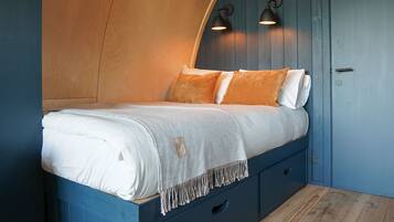 1 bedroom, bed sheets