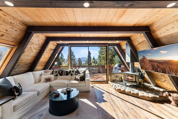 智能電視、壁爐、乒乓球設施、電腦螢幕