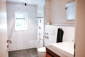 Dusj, hårføner, håndklær og såpe