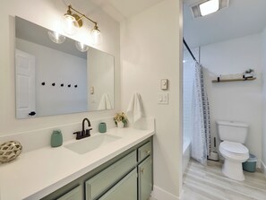 Sèche-cheveux, serviettes fournies, savon, papier toilette