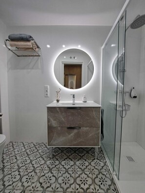Dusche, Haartrockner, Handtücher, Seife