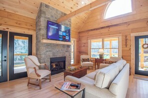 TV connectée, cheminée, livres