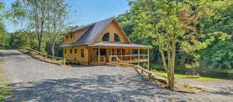 Riverstead Cabin - Riverfront + Wrap Around Porch + Smart TVs + Gas Fireplace + Hot Tub
