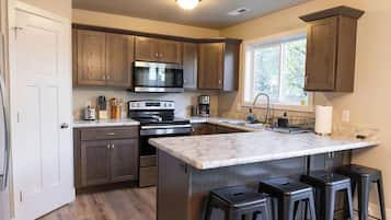 Geladeira, micro-ondas, fogão, cooktop