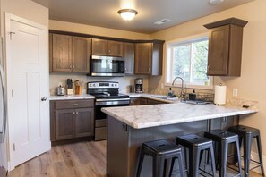 Frigorífico, microondas, horno y placa de cocina