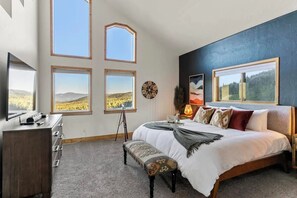 4 bedrooms, desk, iron/ironing board, travel crib