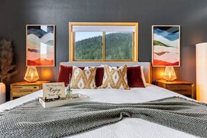 4 habitaciones, escritorio y tabla de planchar con plancha 