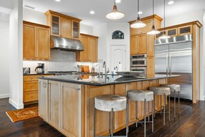 Kylskåp, mikrovågsugn, ugn och spishäll