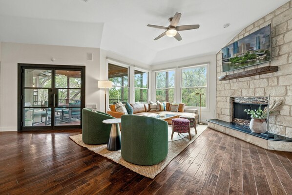 Smart-tv, eldstad, bordsfotboll och kontor