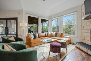 Smart-tv, eldstad, bordsfotboll och kontor