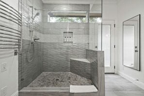 シャワー、ヘアドライヤー、タオル、石鹸