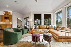 Smart-tv, eldstad, bordsfotboll och kontor