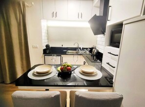 Réfrigérateur, micro-ondes, plaque de cuisson, cafetière/bouilloire