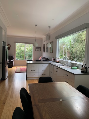 Warburton Ellen Cottage 
Walk to IGA , River Walk & local Restaurants. 
