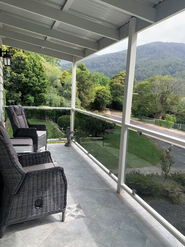 Warburton Ellen Cottage 
Walk to IGA , River Walk & local Restaurants. 
