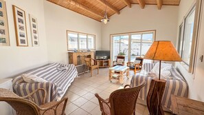 TV - Beautiful family house with swimming pool, parking (LOIX)