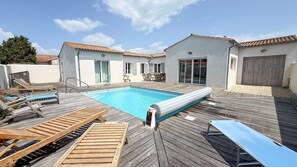 Pool - Beautiful family house with swimming pool, parking (LOIX)