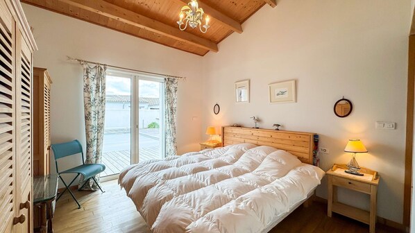 5 bedrooms, WiFi - Beautiful family house with swimming pool, parking (LOIX)