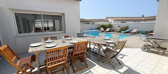 Beautiful family house with swimming pool, parking