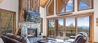 Luxury Eagles Nest Lodge: Hot Tub, Game Loft, Fire Pit, & Year-Round Panoramic Views!