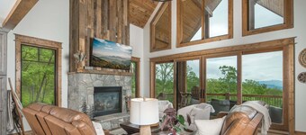 Luxury Eagles Nest Lodge: Hot Tub, Game Loft, Fire Pit, & Year-Round Panoramic Views!
