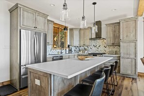 Geladeira, micro-ondas, fogão, cooktop