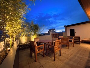 Outdoor dining - Luxury Smart Home-1-bedroom unit (Angeles)