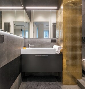 Douche, articles de toilette gratuits, sèche-cheveux